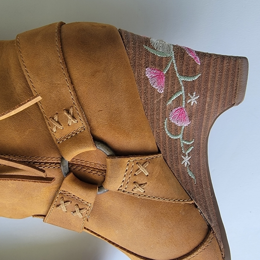Seychelles Suede Embroidered Floral Wedge Harness Boots Size 8 - Picture 3 of 14
